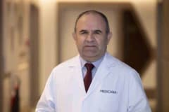 Okul sınıfında maske takan çocuklar ve öğretmen, enfeksiyon önlemleri kapsamında hijyen ve havalandırma uygulamaları