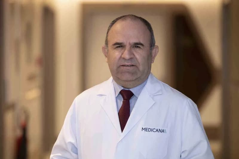Okul sınıfında maske takan çocuklar ve öğretmen, enfeksiyon önlemleri kapsamında hijyen ve havalandırma uygulamaları