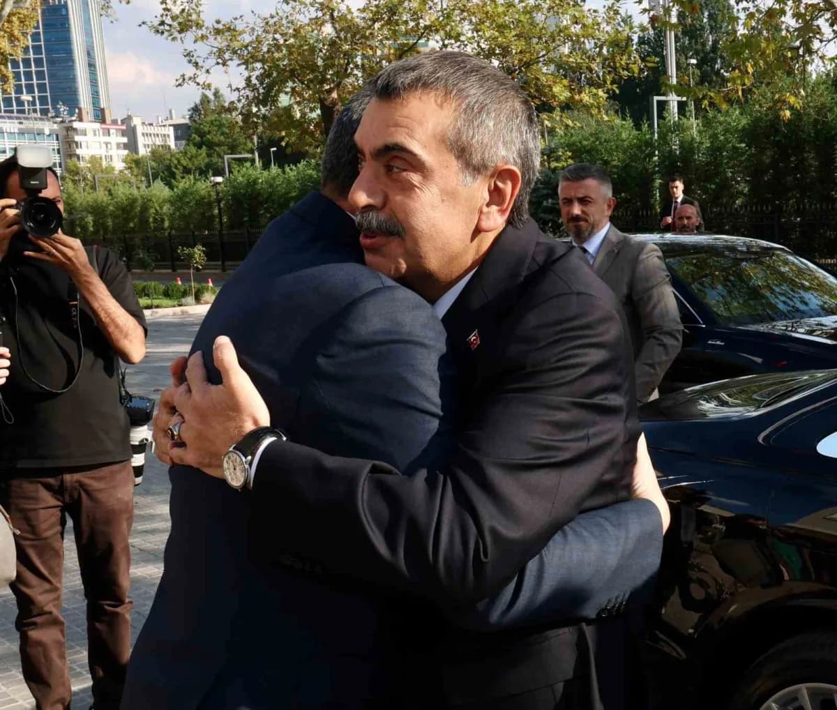 Okul bahçesinde görev yapan bahçe görevlileri ve okul güvenliği önlemleri