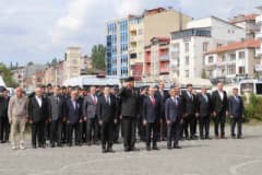 Oltu’da 19 Eylül Gaziler Günü töreninde Atatürk Anıtı önünde çelenk sunma töreni