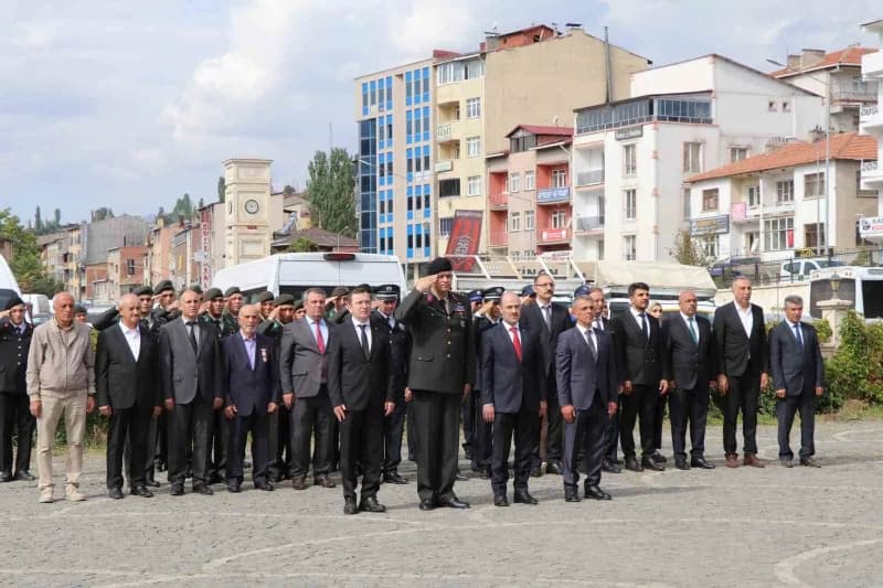 Oltu’da 19 Eylül Gaziler Günü töreninde Atatürk Anıtı önünde çelenk sunma töreni