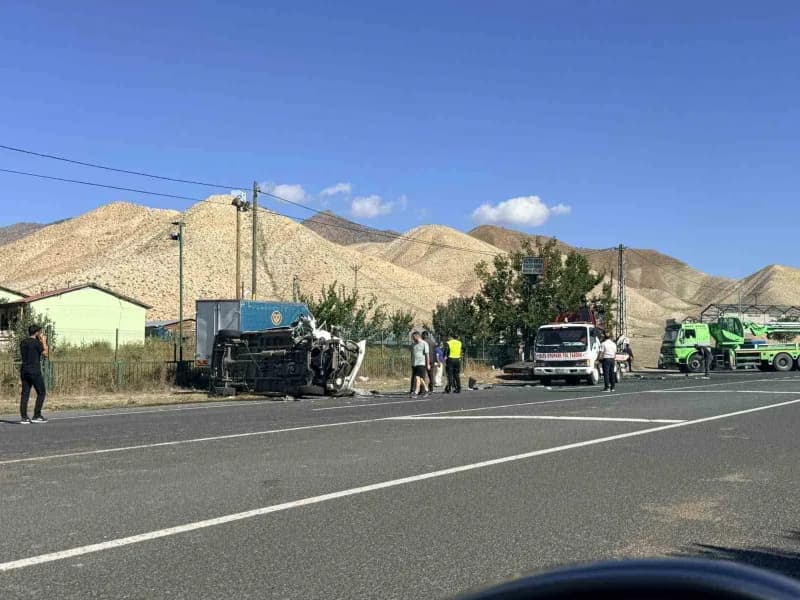 Oltu-Ardahan kara yolunda minibüs ile traktörün çarpışması sonucu meydana gelen trafik kazasında, 2’si ağır 3 kişi yaral