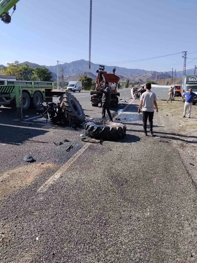 Oltu-Ardahan kara yolunda minibüs ile traktörün çarpışması sonucu meydana gelen trafik kazasında, 2’si ağır 3 kişi yaral