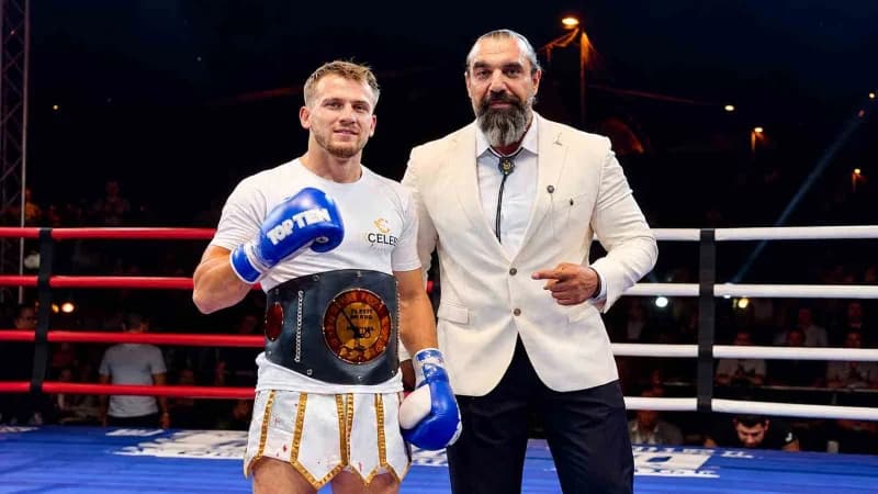 Ömer Faruk Yavaş, İstanbul’da düzenlenen LOCA Fight Club profesyonel kick boks organizasyonunda ringde mücadele ediyor