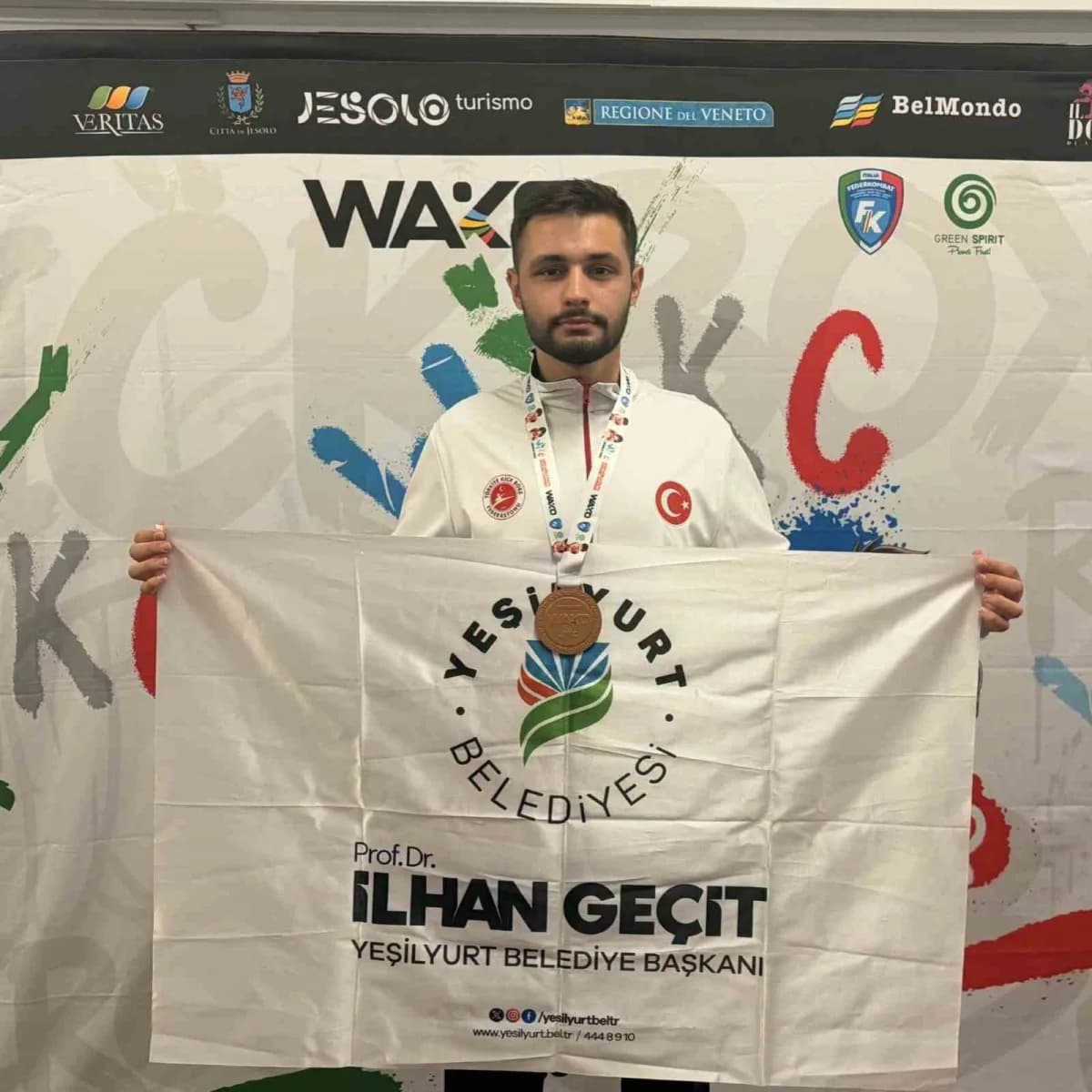 Yeşilyurt Belediyesporlu Ömer Faruk Yılmaz, İtalya’da WAKO Gençler Dünya Kick Boks Şampiyonası’nda madalya töreninde