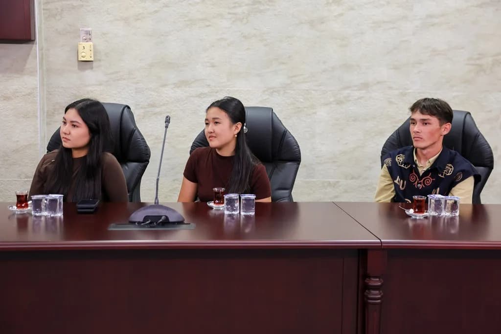 Chyngyz Toktobekov ve beraberindeki heyet, Ondokuz Mayıs Üniversitesi'nde (OMÜ) öğrenim gören Kırgızistanlı öğrencilerle
