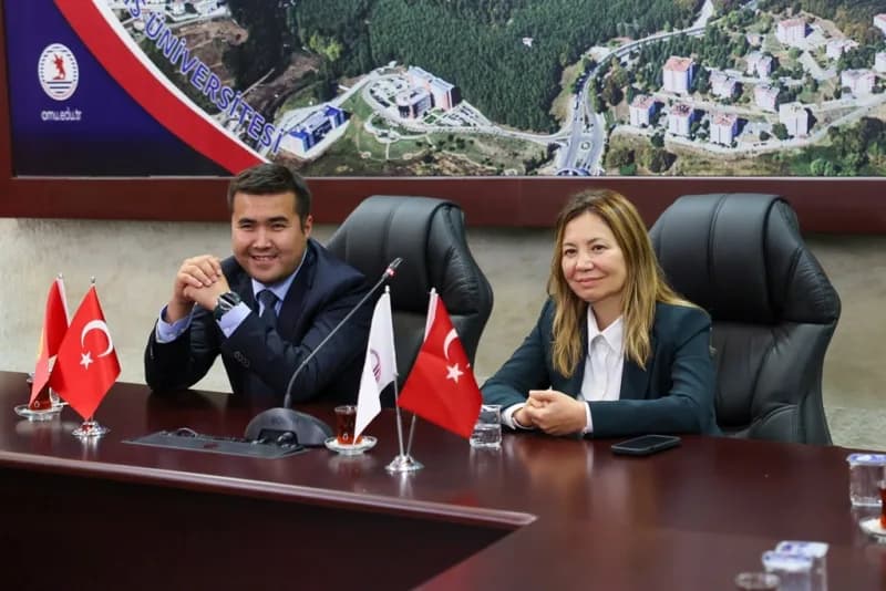 Chyngyz Toktobekov ve beraberindeki heyet, Ondokuz Mayıs Üniversitesi'nde (OMÜ) öğrenim gören Kırgızistanlı öğrencilerle