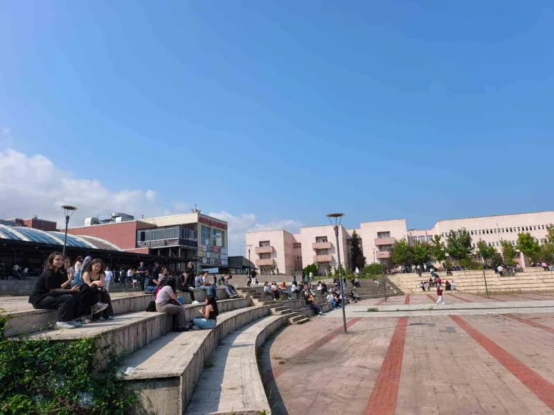 Ondokuz Mayıs Üniversitesi kampüsünde öğrenciler yeni akademik yılın başlamasıyla dersliklere yöneliyor