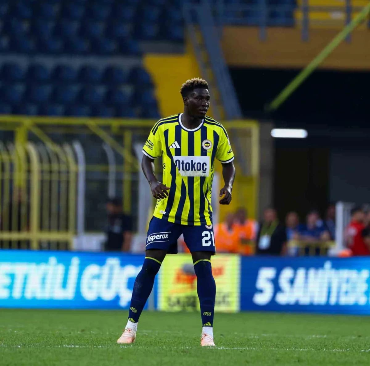Fenerbahçe'nin genç stoperi Kojo Peprah Oppong, Eyüpspor maçında forma giyerken