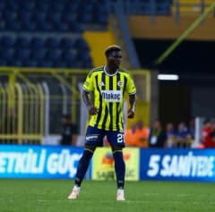 Fenerbahçe'nin genç stoperi Kojo Peprah Oppong, Eyüpspor maçında forma giyerken