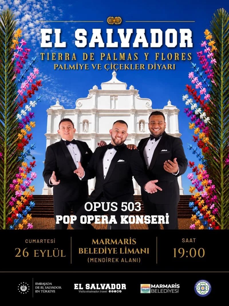 Marmaris Marina’da El Salvador’un OPUS 503 müzik grubu konser sahnesinde performans sergiliyor