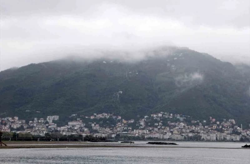 Yeşil ve mavinin bir arada bulunduğu Ordu’da sis bulutlarının oluşturduğu manzara, martılar eşliğinde güzel görüntüler o