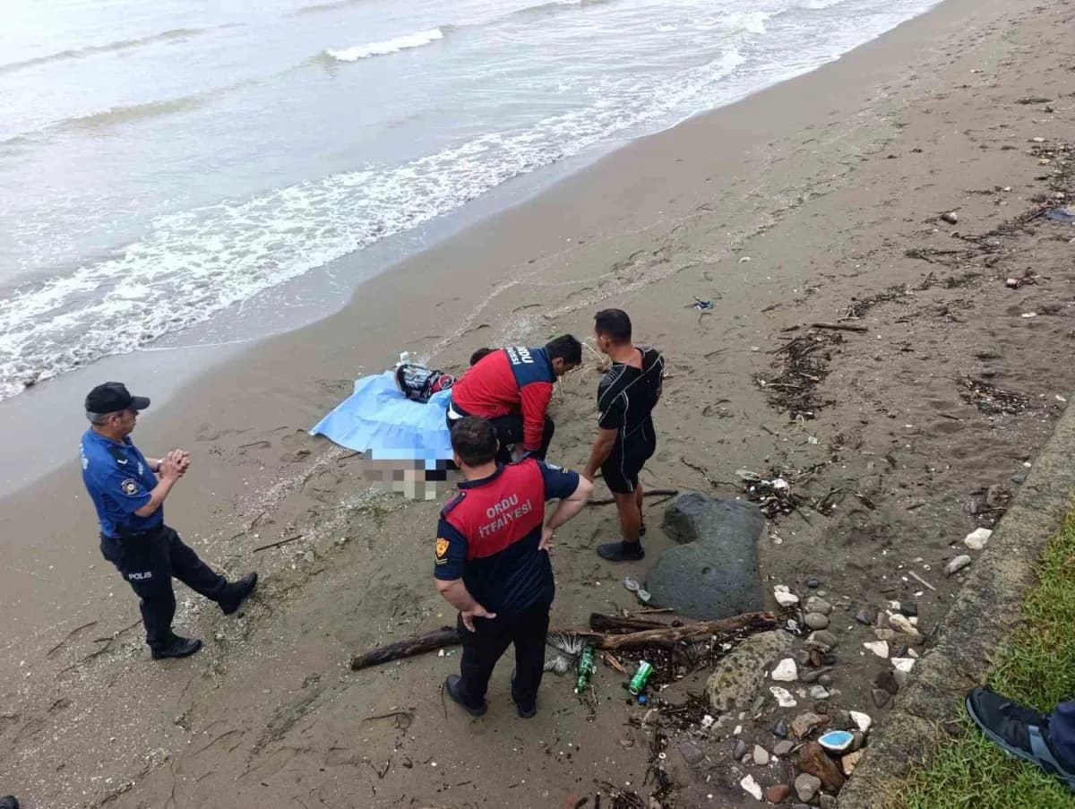 Ordu Altınordu sahilinde denizden çıkarılan erkek cesedi