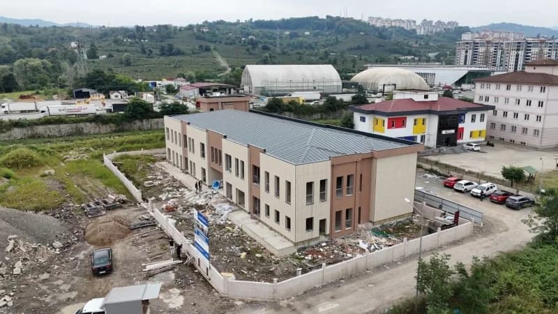 Merkezin zemin katında sosyal servis ve idari birimlerin yanı sıra kafeterya, mekanik hacimler ile 0-6 yaş grubuna yönel