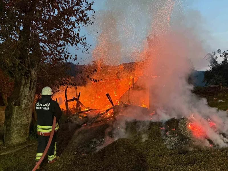 Ordu Fatsa'da fındık kabuğu yangını sonucu metruk ev tamamen yanmış halde