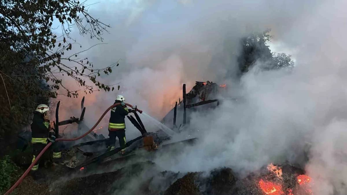 Ordu’nun Fatsa ilçesinde temizlik için yakılan ateşten sıçrayan kıvılcım, atıl durumdaki tek katlı evde yangına neden ol