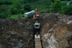 Ordu Fatsa Ayazlı Mahallesi’nde sel ve taşkın riskine karşı beton baks yerleştirme çalışması yapan ekipler