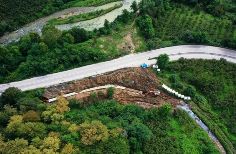 Dere yatağına yerleştirilen beton bakslarla yağış sırasında oluşması muhtemel suyun kontrollü şekilde tahliye edilmesi s
