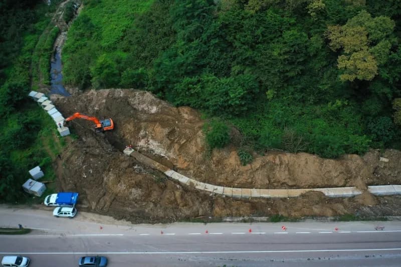 Bölgede bulunan dereye 1,5 metreye 1,5 metre ebatlarında, 200 metre uzunluğunda bakslar yerleştiren ekipler, yağışlarda