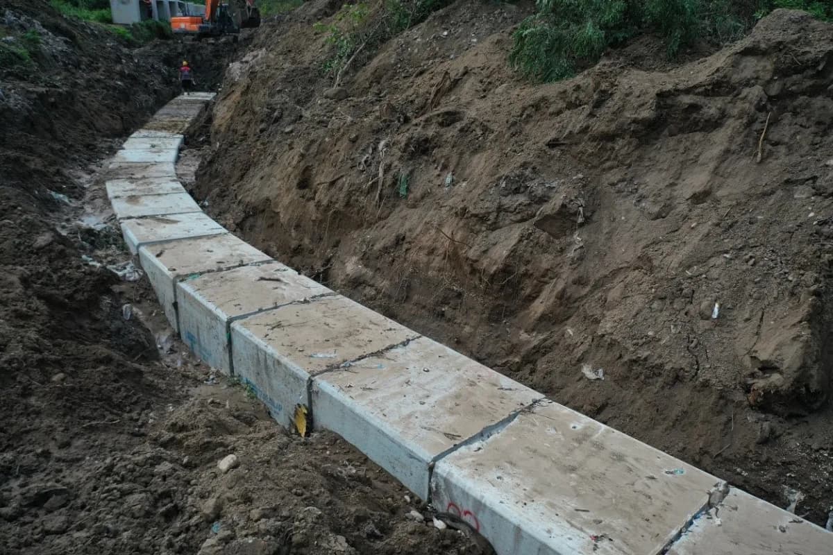 Ordu Büyükşehir Belediyesi, Fatsa ilçesi Ayazlı Mahallesi'nde sel ve taşkın riskine karşı altyapı çalışması yürütüyor.