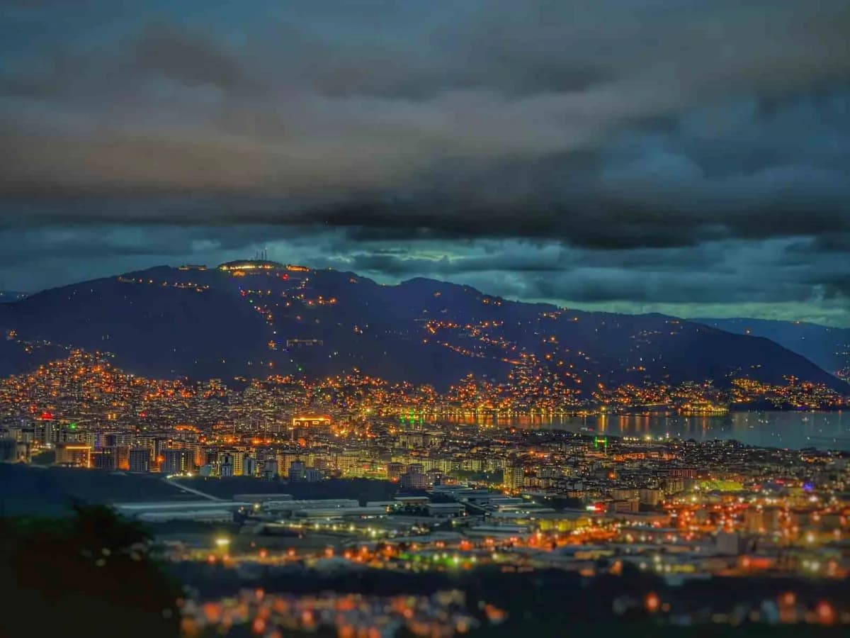 Ordu şehrinin gece ışıklarıyla aydınlanmış Boztepe’den panoramik manzarası