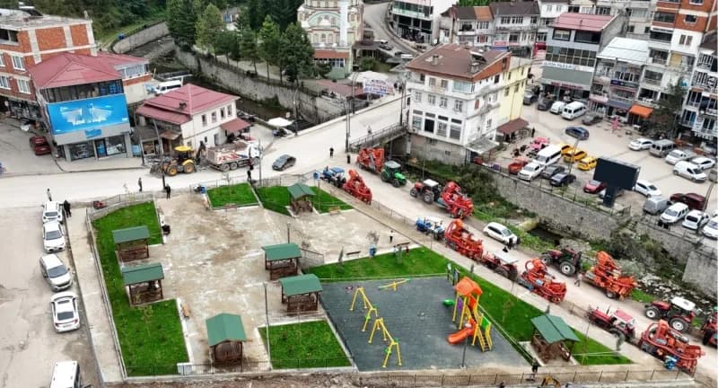 Ordu Gölköy ilçesinde yeni yapılan modern meydan ve çocuk oyun alanı