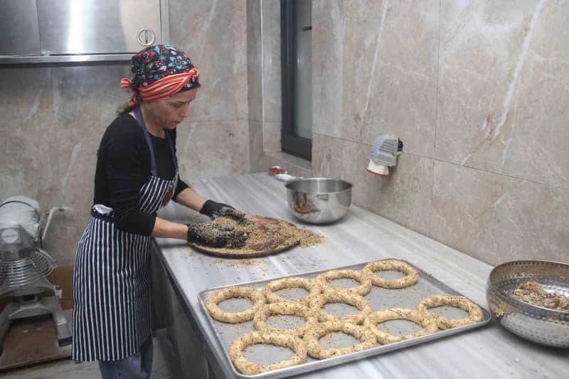 Fırında simit yapımında çalışan Gül Sarıyer ise hamsili simidin hazırlanışını anlattı.