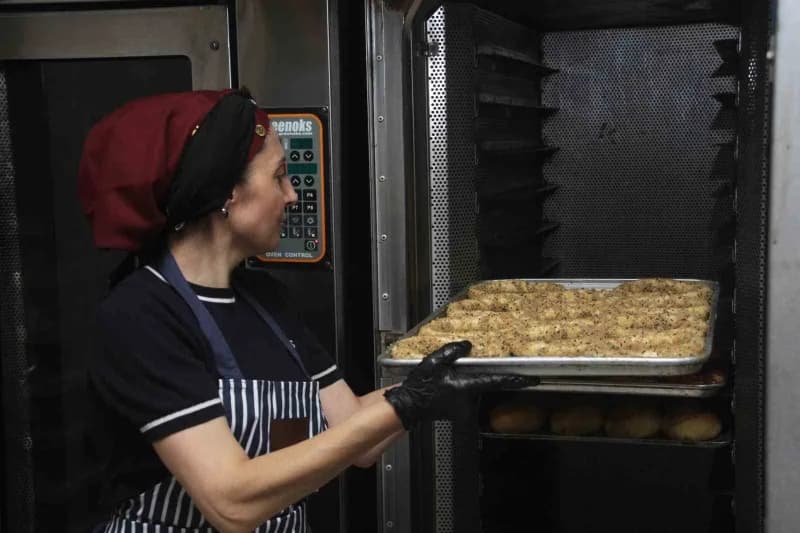 Fırında simit yapımında çalışan Gül Sarıyer ise hamsili simidin hazırlanışını anlattı.
