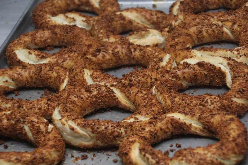 Fırından çıkan hamsili simit