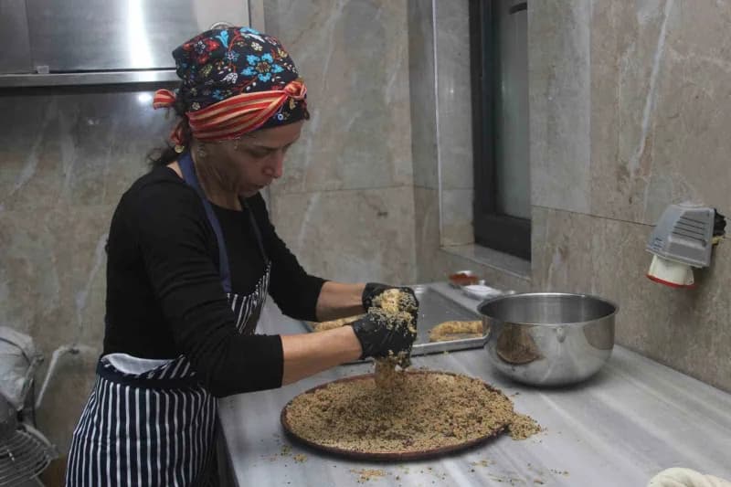 Fırında simit yapımında çalışan Gül Sarıyer ise hamsili simidin hazırlanışını anlattı.