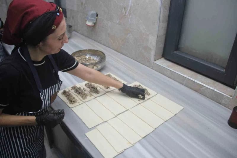 Fırında simit yapımında çalışan Gül Sarıyer ise hamsili simidin hazırlanışını anlattı.