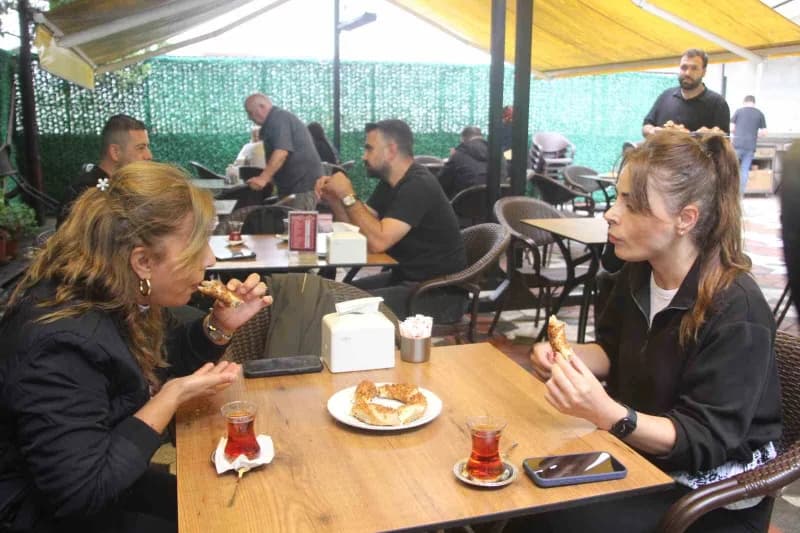 Hamsili simit yiyen müşteriler