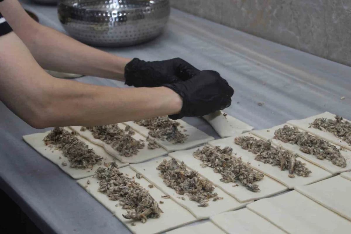 Simit hamuru içerisine hamsi konulması