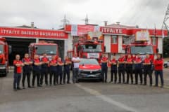 Ordu Büyükşehir Belediyesi itfaiye araçları ve personeli İtfaiyeciler Haftası etkinliklerinde araç tanıtımı yaparken