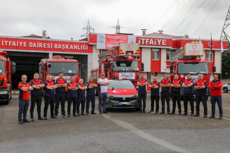 Ordu Büyükşehir Belediyesi itfaiye araçları ve personeli İtfaiyeciler Haftası etkinliklerinde araç tanıtımı yaparken