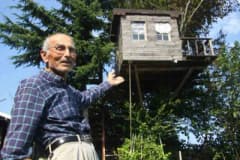 Ordu’da 90 yıllık meşe ağacının tepesinde yer alan ahşap ev ve altında salıncak