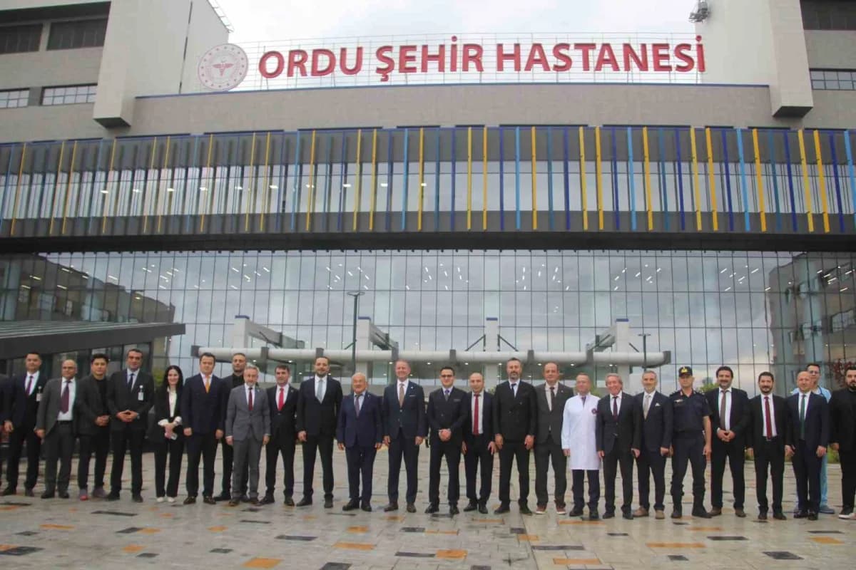 Ordu Şehir Hastanesi binası ve sağlık çalışanları hastane önünde