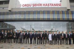 Ordu Şehir Hastanesi binası ve sağlık çalışanları hastane önünde