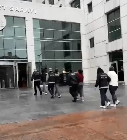 ‘uyuşturucu madde ticareti' suçundan adliyeye sevk edilen 4 şüpheli, çıkarıldıkları mahkemece tutuklanarak cezaevine tes