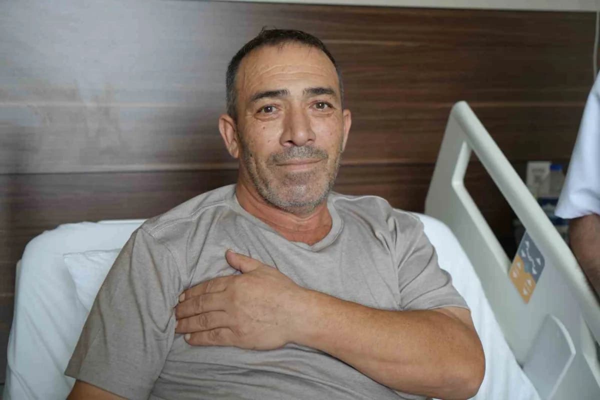 Muzaffer Uzunbacak, kalbinin sağ tarafta olduğunu 26 yaşında, tüm organlarının ters yerde olduğunu ise 54 yaşında öğrend