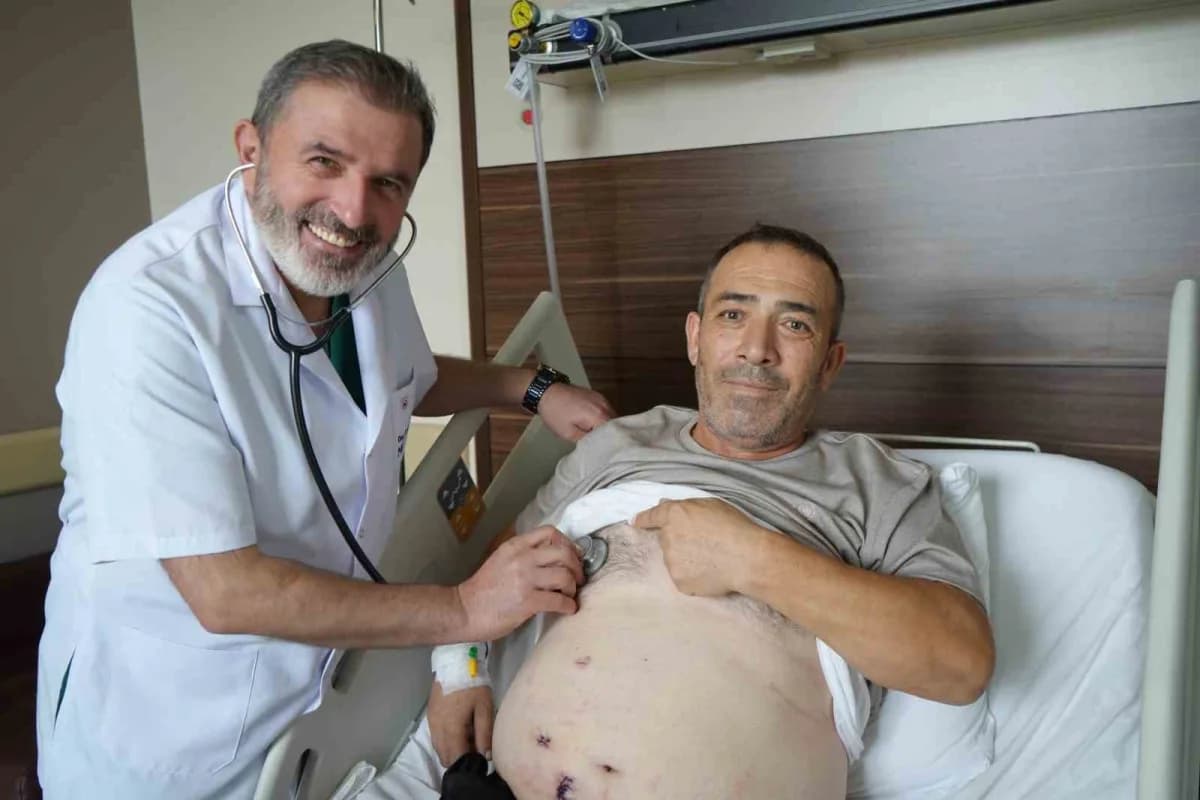 Samsun'da organları ters yerleşimli hasta Muzaffer Uzunbacak ve Genel Cerrahi Uzmanı Doç. Dr. Kerim Güzel hastane ortamı