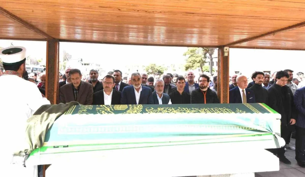 Palandöken Belediyesi eski Başkanı Orhan Bulutlar’ın kız Kardeşi Edibe Avcı, Erzurum’da düzenlenen cenaze töreninin ardı