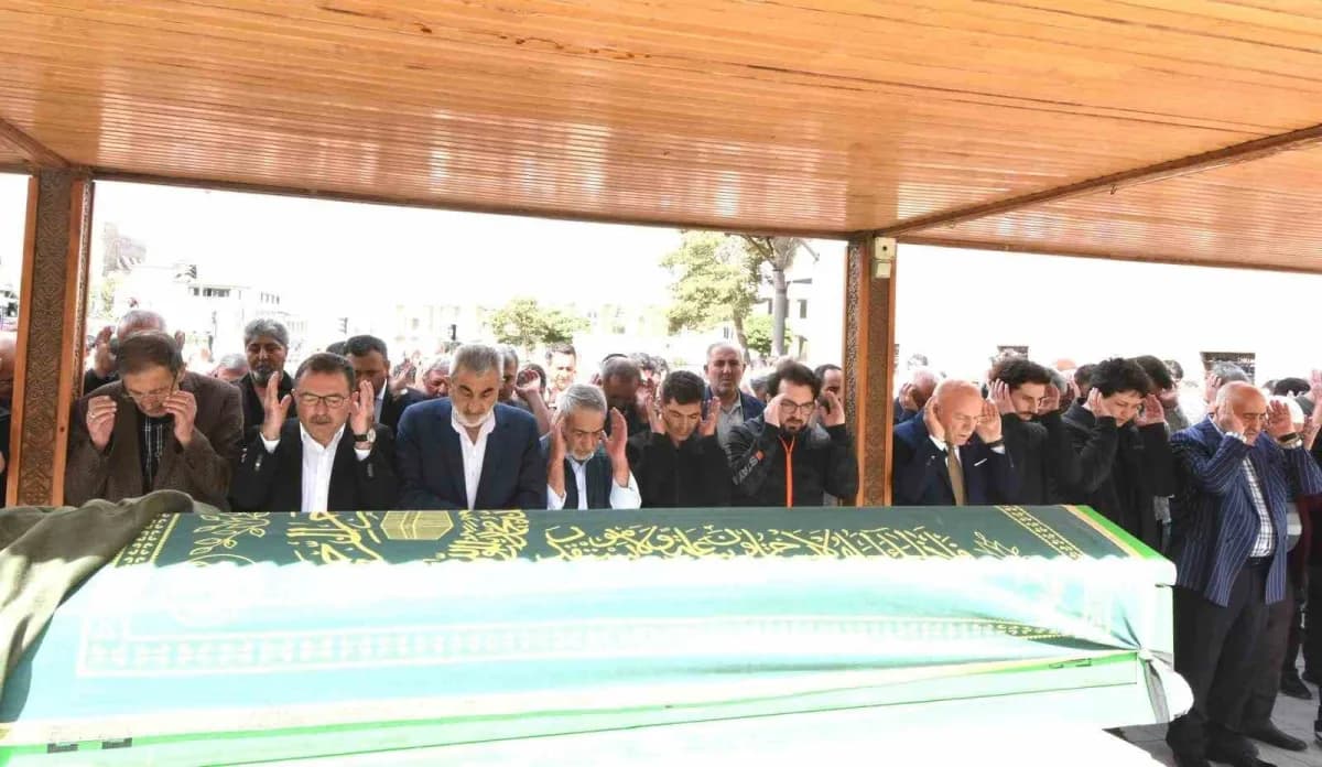 Erzurum Narmanlı Camii’nde Edibe Avcı için düzenlenen cenaze töreninden kalabalık katılım görüntüsü