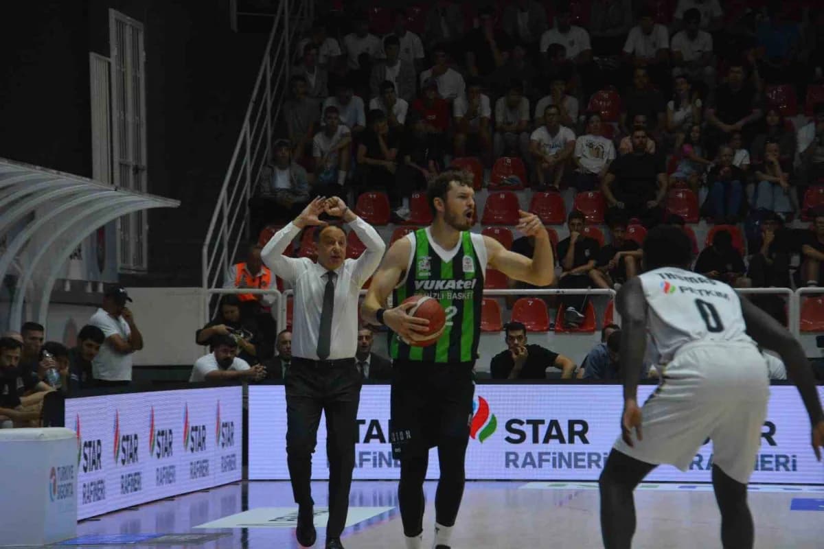 Türkiye Sigorta Basketbol Süper Ligi'nin ilk haftasında Aliağa Petkimspor, sahasında Yukatel Denizli'yı 85-81 mağlup ett