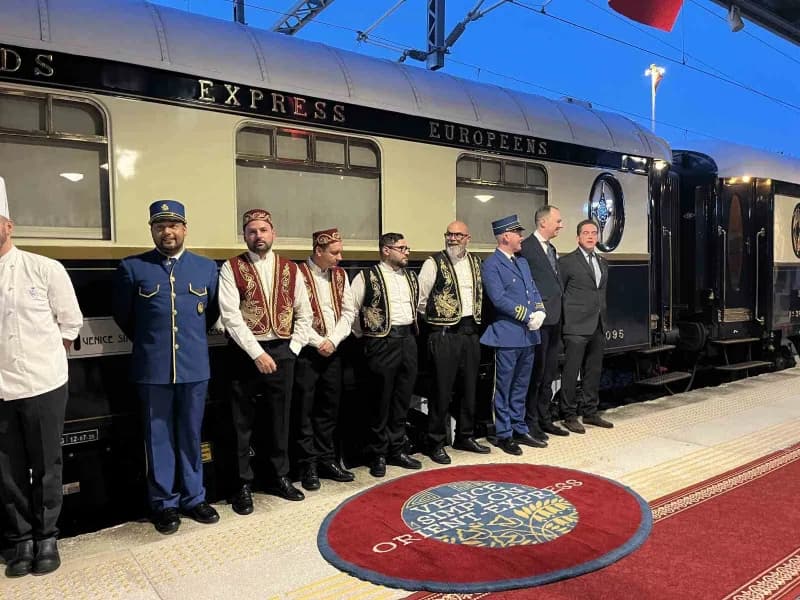 Paris’ten İstanbul’a gelen tarihi Orient Express treni Bakırköy Tren İstasyonu’nda yolcuları ile birlikte