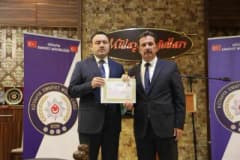 Kütahya’da Osman Elbir için düzenlenen veda yemeğinde katılımcılar bir arada