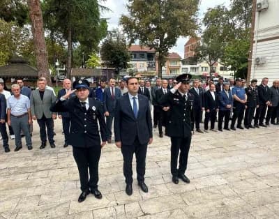 Osmaneli’nde 19 Eylül Gaziler Günü kapsamında Atatürk Anıtı önünde düzenlenen tören ve katılımcılar