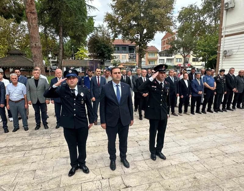 Osmaneli’nde 19 Eylül Gaziler Günü kapsamında Atatürk Anıtı önünde düzenlenen tören ve katılımcılar