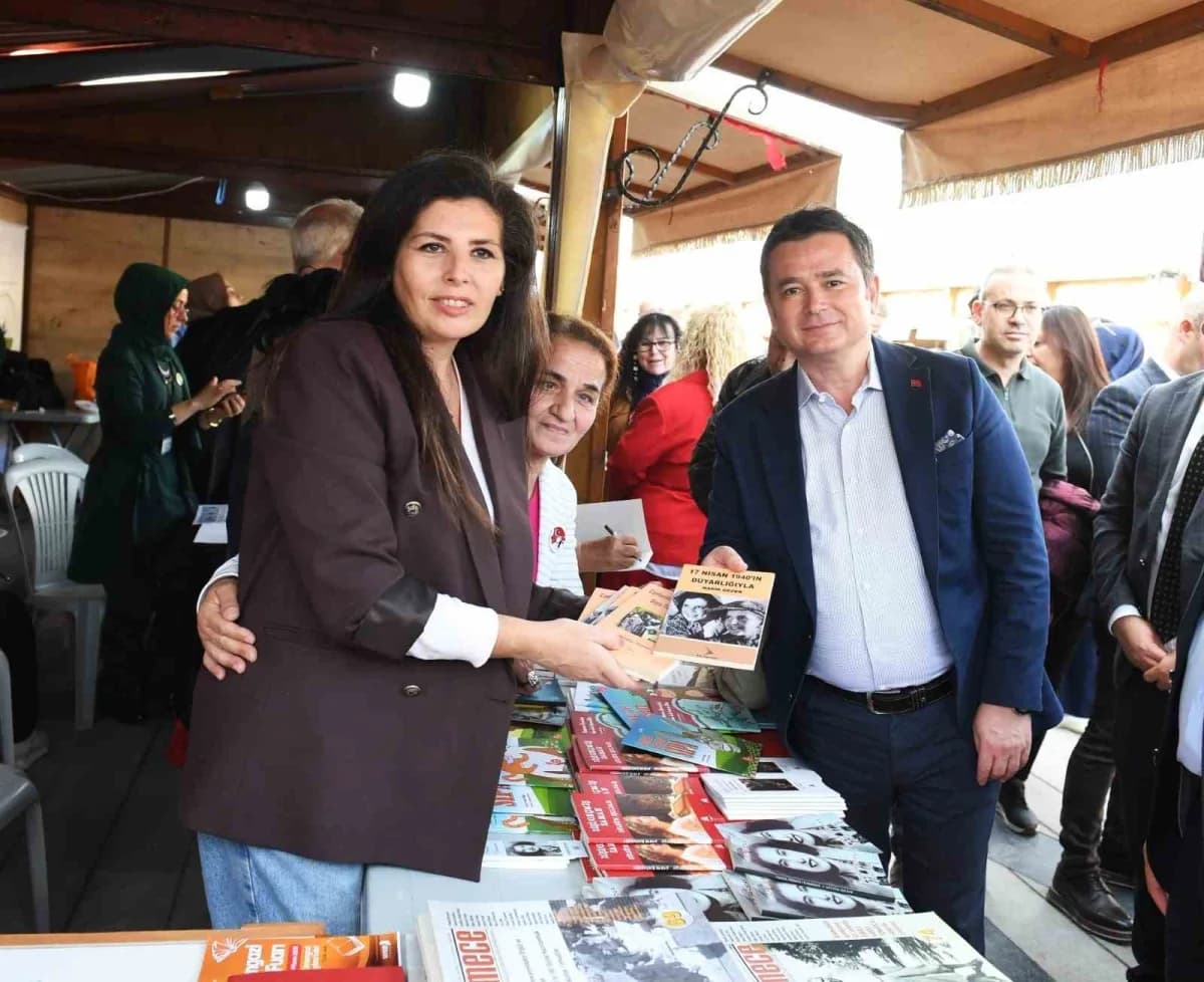 Osmangazi Meydanı’nda düzenlenen 2. Osmangazi Kitap Günleri etkinliğinde kitap stantları ve yazarlar