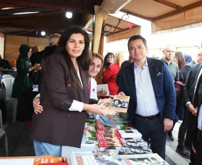Osmangazi Meydanı’nda düzenlenen 2. Osmangazi Kitap Günleri etkinliğinde kitap stantları ve yazarlar